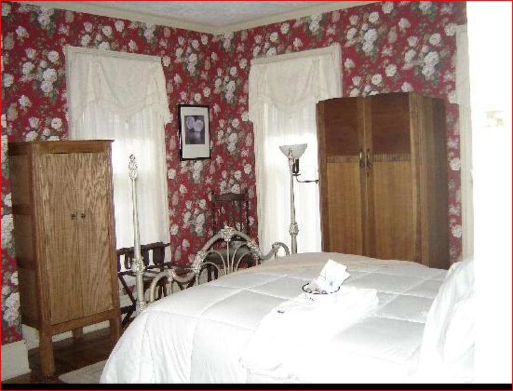 Standard Double Room, Shared Bathroom (American Beauty)
