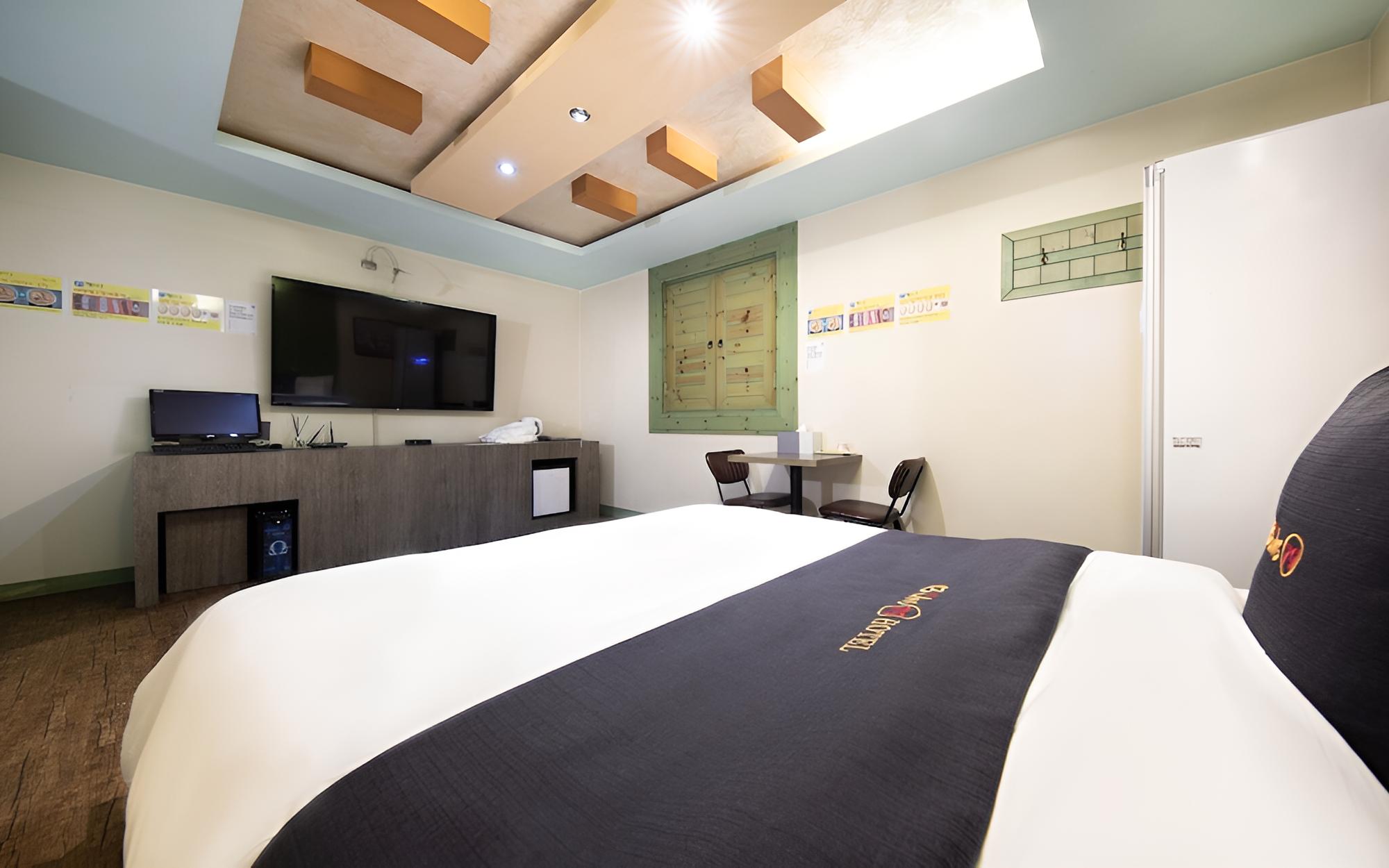 Room (Royal (65 inch TV Netflix/styler avai) photo 1