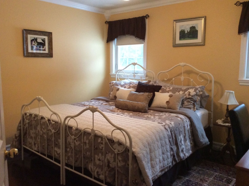 Suzy's Room, 2 Twin Beds or 1 King Bed, Private Washroom
