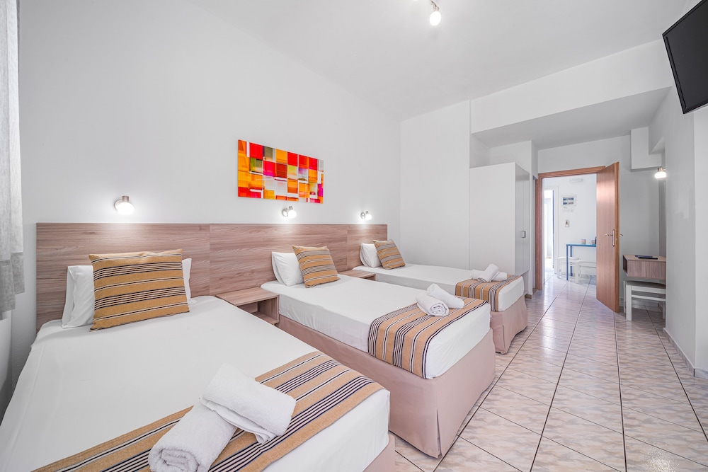 Superior Apartment, 3 Twin Beds - Photo 2