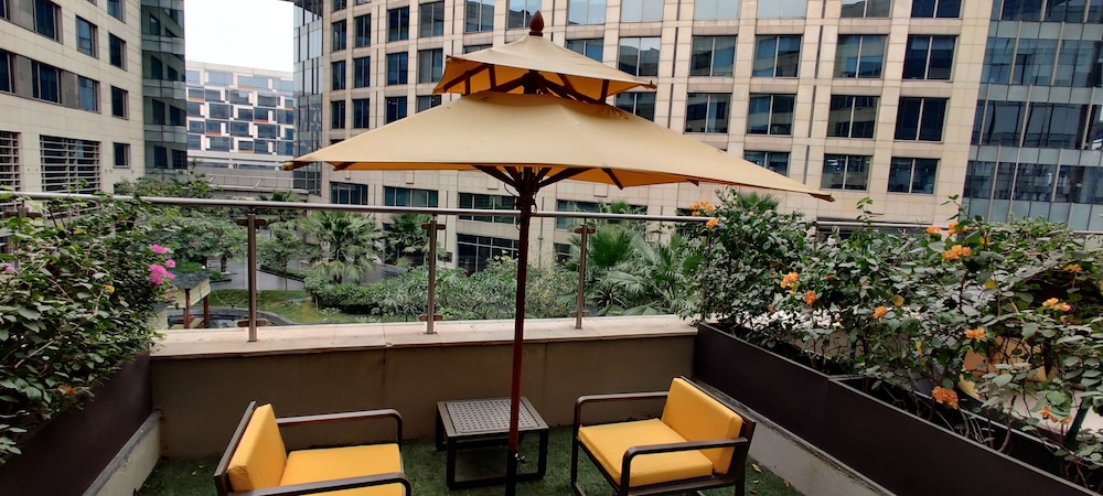 Club Room, 1 King Bed (Terrace) thumbnail 5