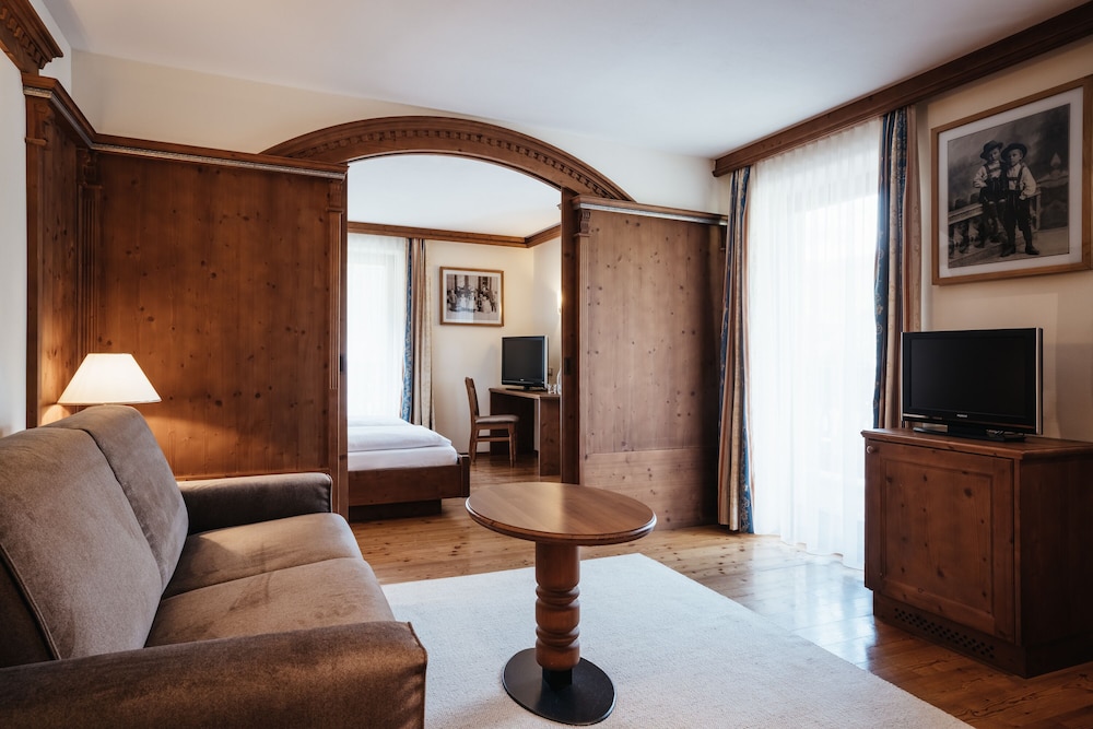 Room, 1 Queen Bed with Sofa bed (Quarzo Rosa) photo 3