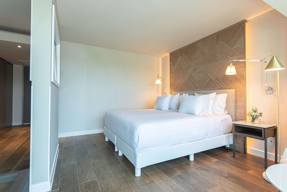 Available room thumbnail 5