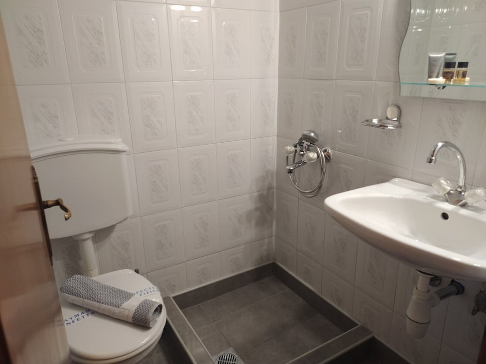 Economy Double Room - Photo 25