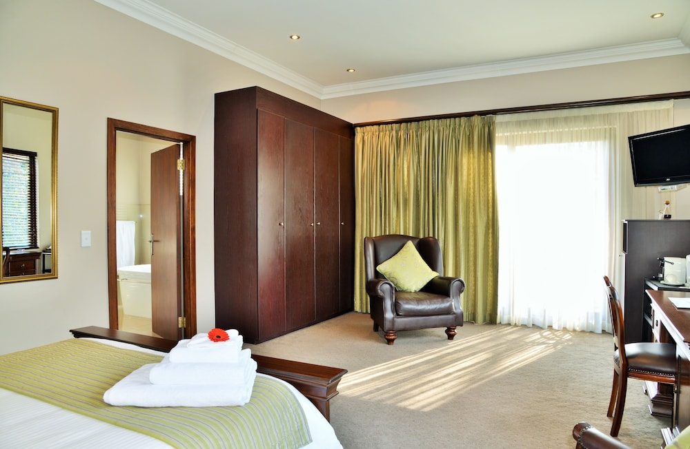 Deluxe Room, 1 Queen Bed photo 2
