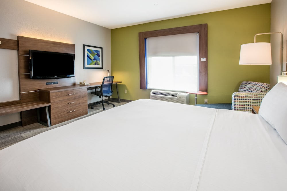 Standard Room, 1 King Bed, Jetted Tub - Photo 5