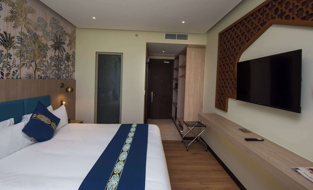 Deluxe Room, 1 King Bed, City View - Photo 12