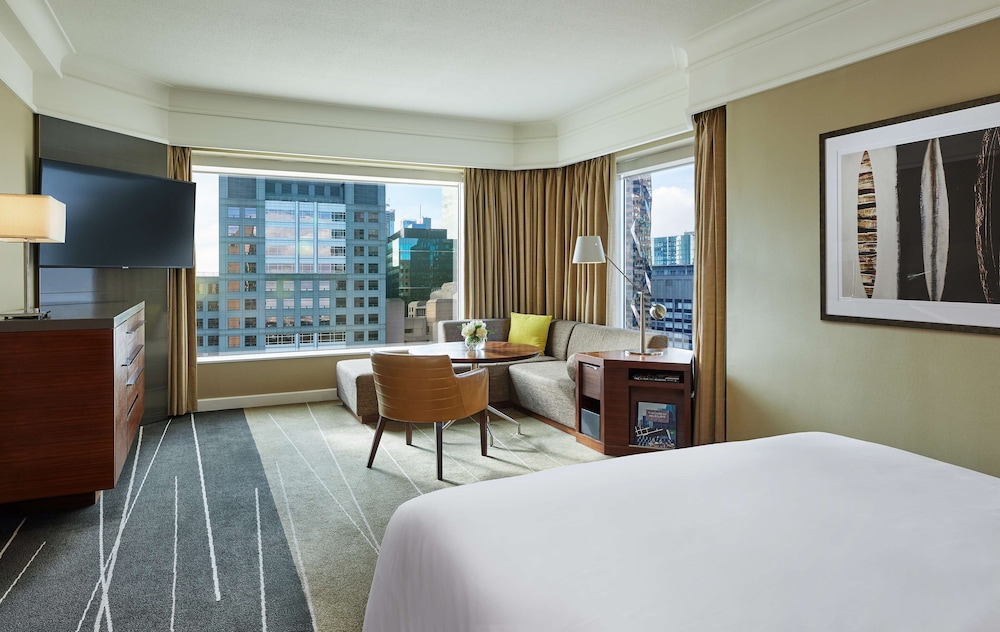 Deluxe Room, 1 King Bed, Corner (Grand Club Lounge Access)