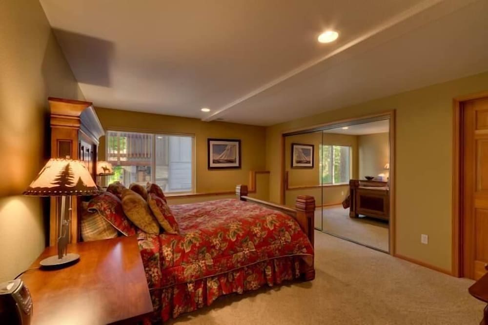 House, Multiple Beds (MV16 : Bear Lair Estate With Hot Tub)