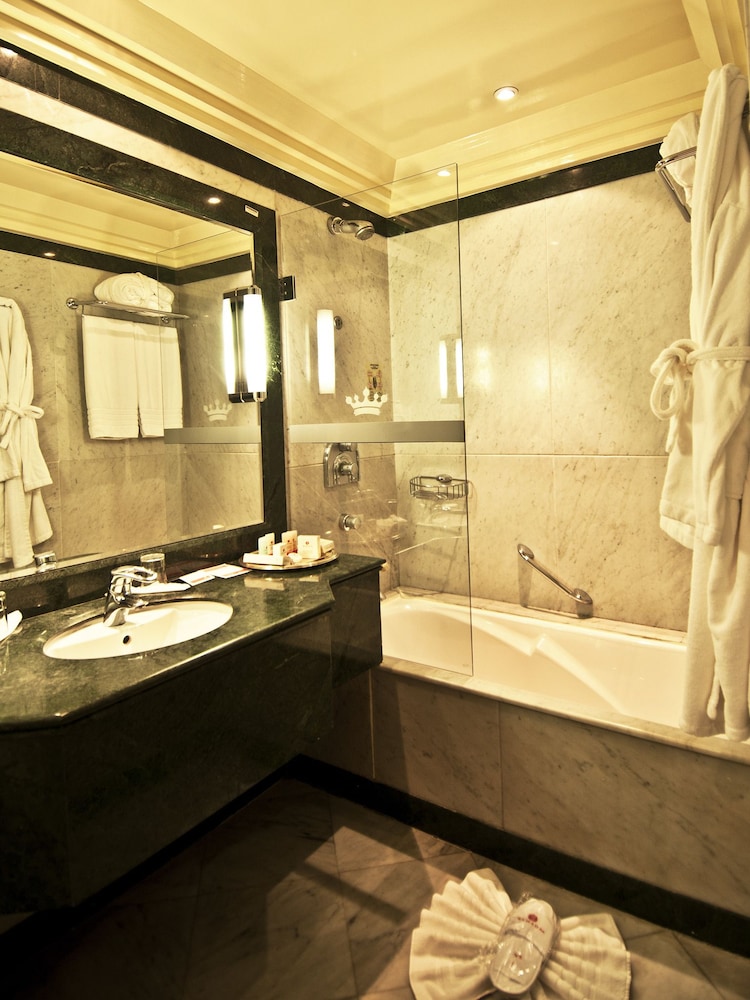 Royal Suite, 1 King Bed - Photo 6