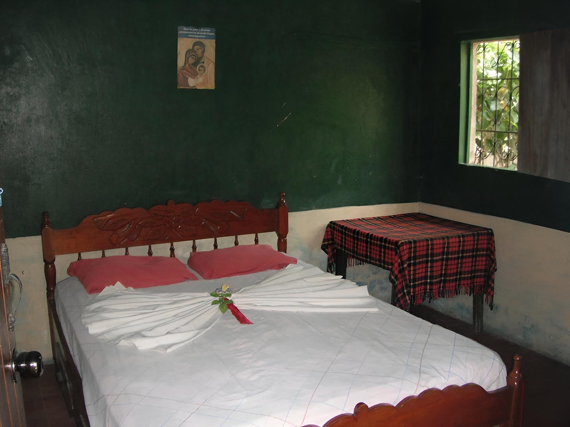 Basic Double Room, 1 Double Bed, Non Smoking, Shared Bathroom photo 1