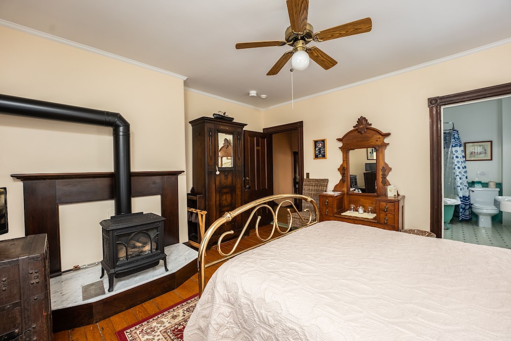 Premium Room, 1 Queen Bed, Non Smoking (Deluxe, No Pets) photo 1