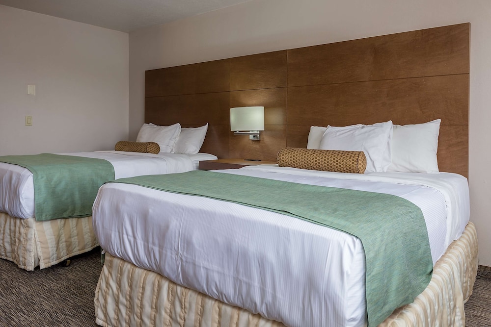 Standard Room, 2 Queen Beds - Photo 2