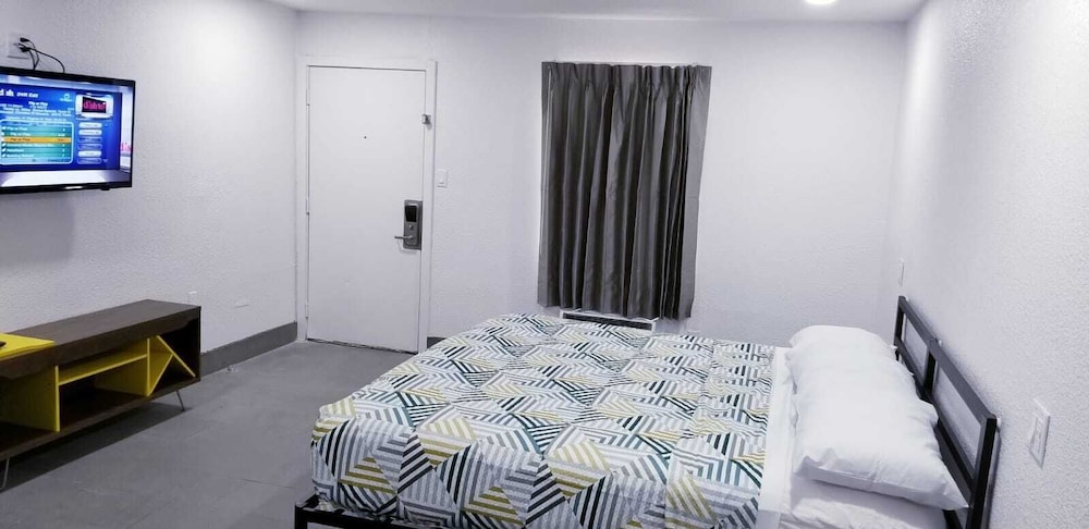 Standard Room, 1 King Bed, Non Smoking - Photo 11