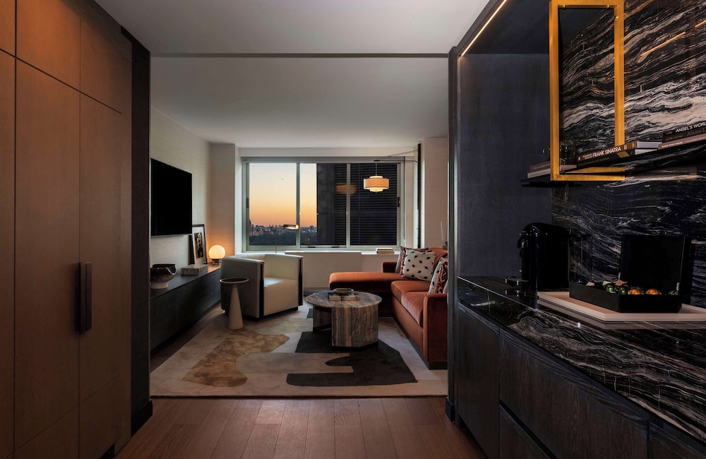 Suite (Thompson Suite with Lounge Access)