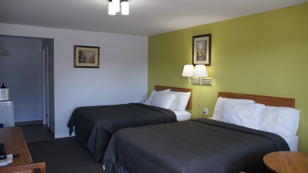 Deluxe Double Room, 2 Queen Beds, Refrigerator & Microwave, Ground Floor photo 3