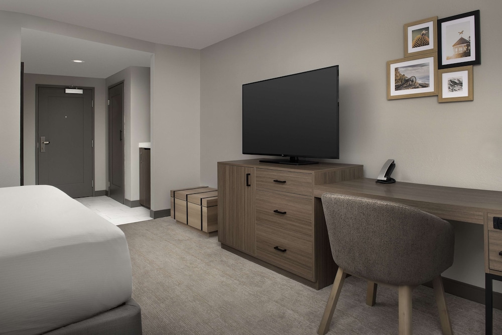 Room, 1 King Bed, Accessible, Bathtub - Photo 6