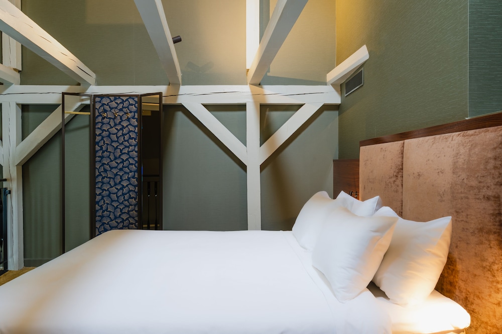 Executive Loft thumbnail 6