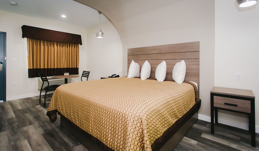 Standard Room, 1 King Bed, Non Smoking (W) photo 2