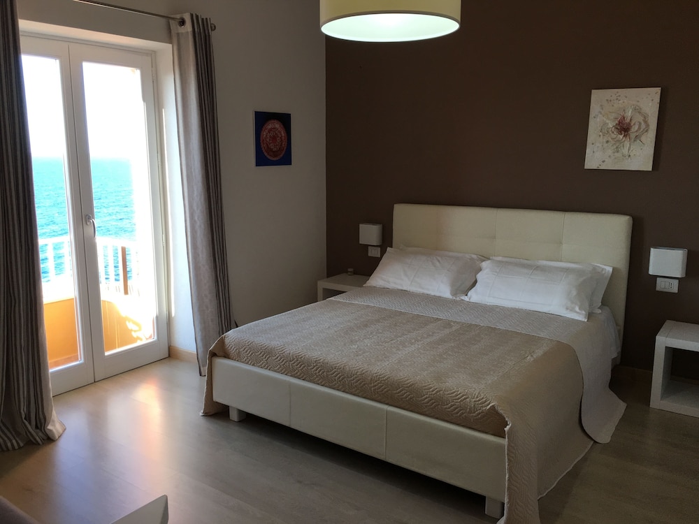 Triple Room (Sole)
