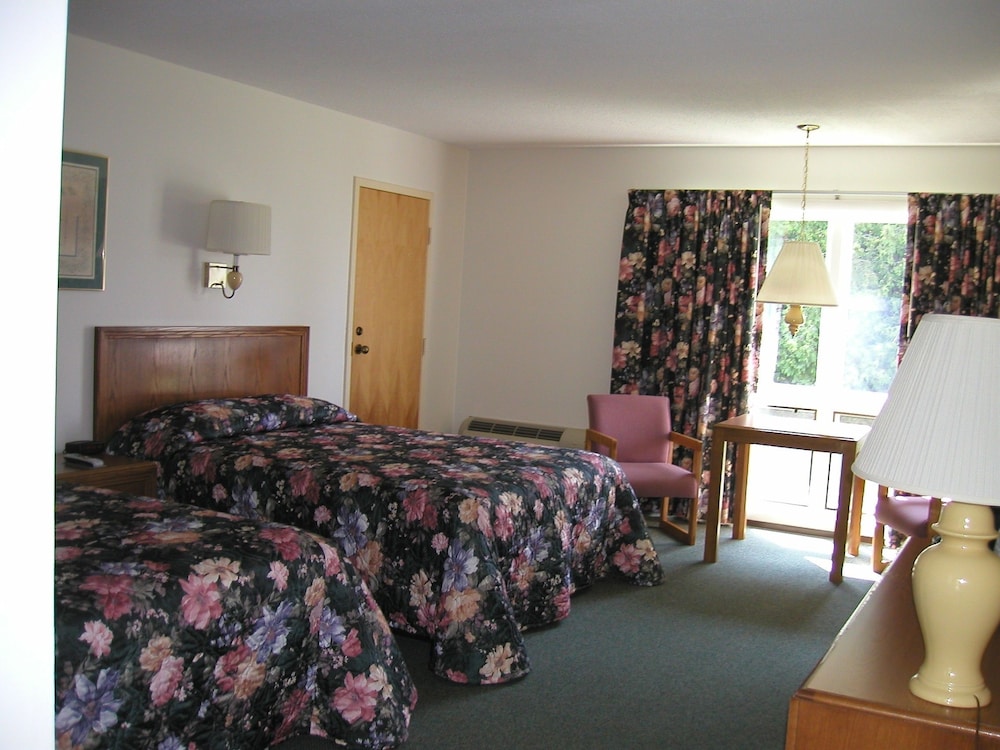 Deluxe Room, 2 Queen Beds (Front View) photo 1