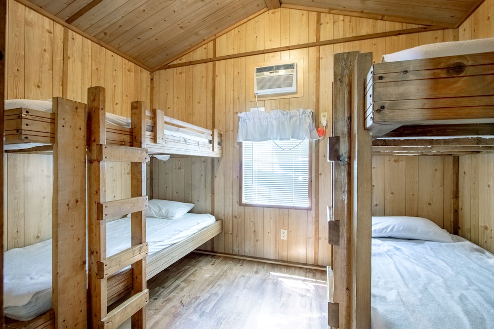 Deluxe Cabin, 2 Bedrooms (Sleeps 6, No Pets) photo 1