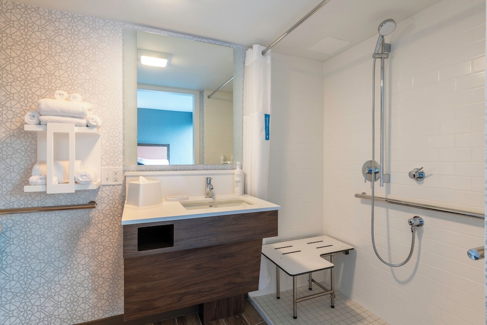 Room, 2 Queen Beds, Accessible (Roll-In Shower) - Photo 5
