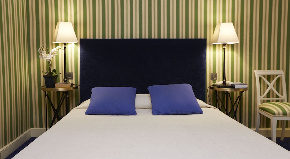 Deluxe Suite, 1 Queen Bed, Terrace photo 3