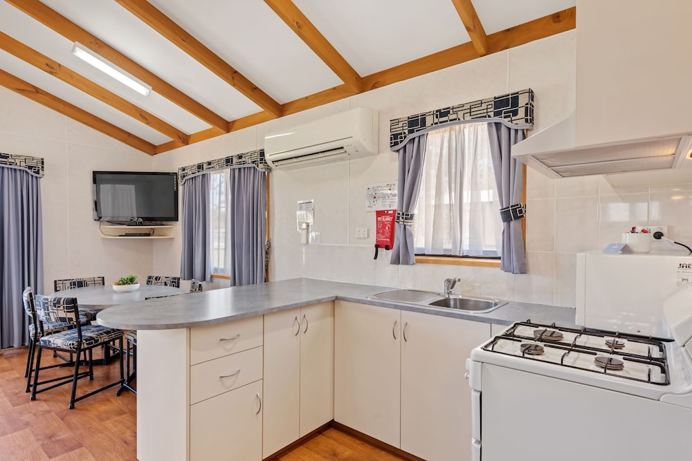 Deluxe 2 Bedroom Waterfront Cabin - Sleeps 6 photo 3