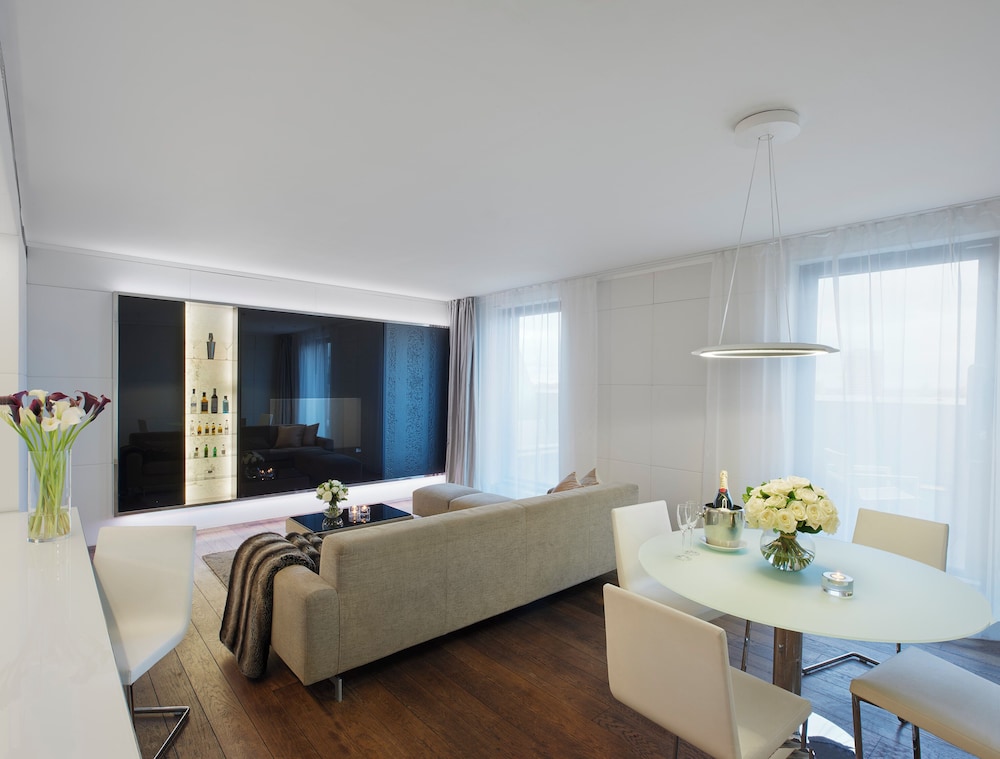 2 Bedroom Beyond ME+ Terrace View over London Skyline