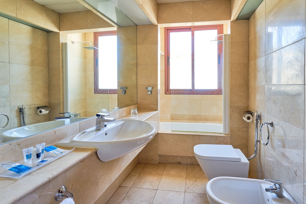 Double or Twin Room - Photo 6