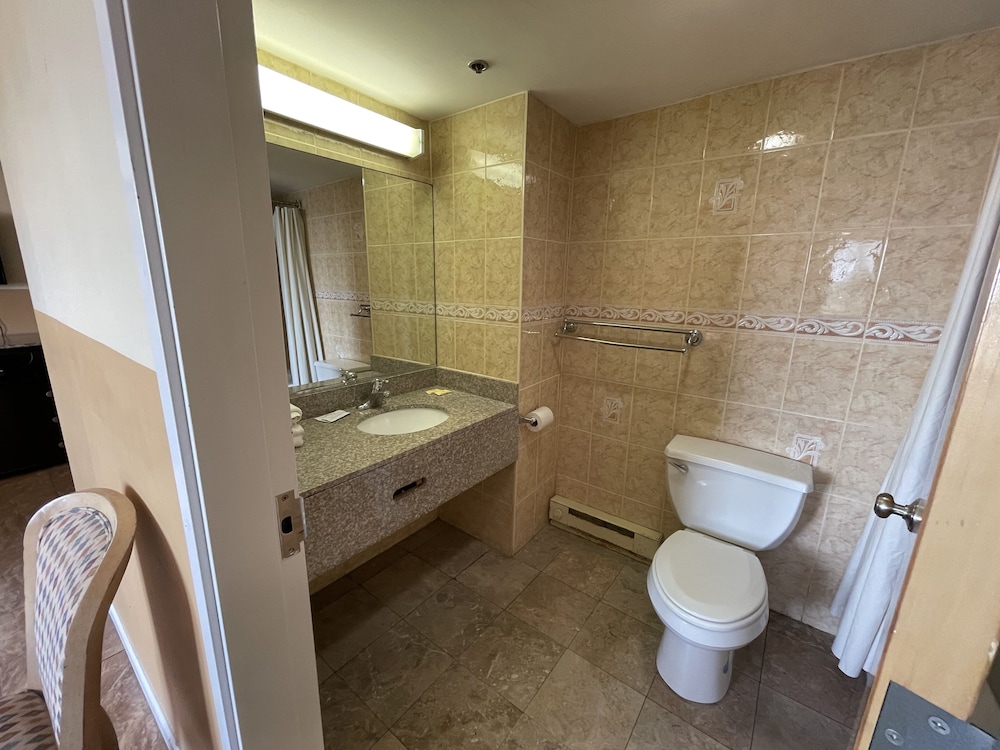 Deluxe Room, King and Queen Bed - Photo 6