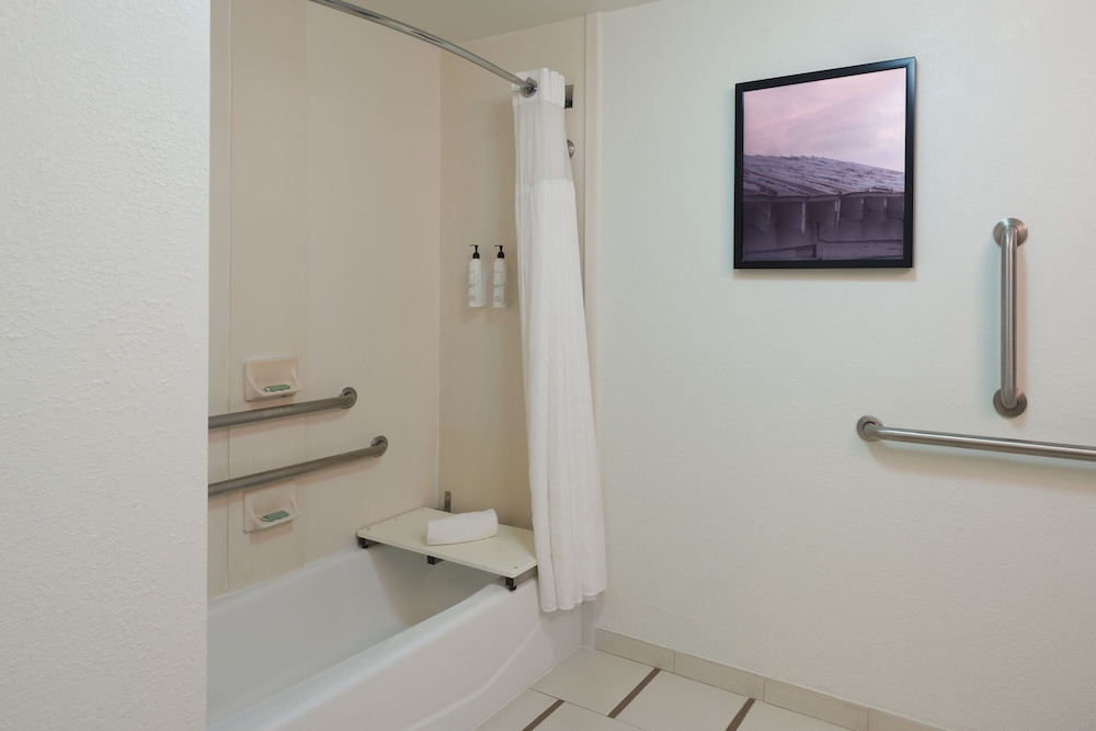 Available room thumbnail 6