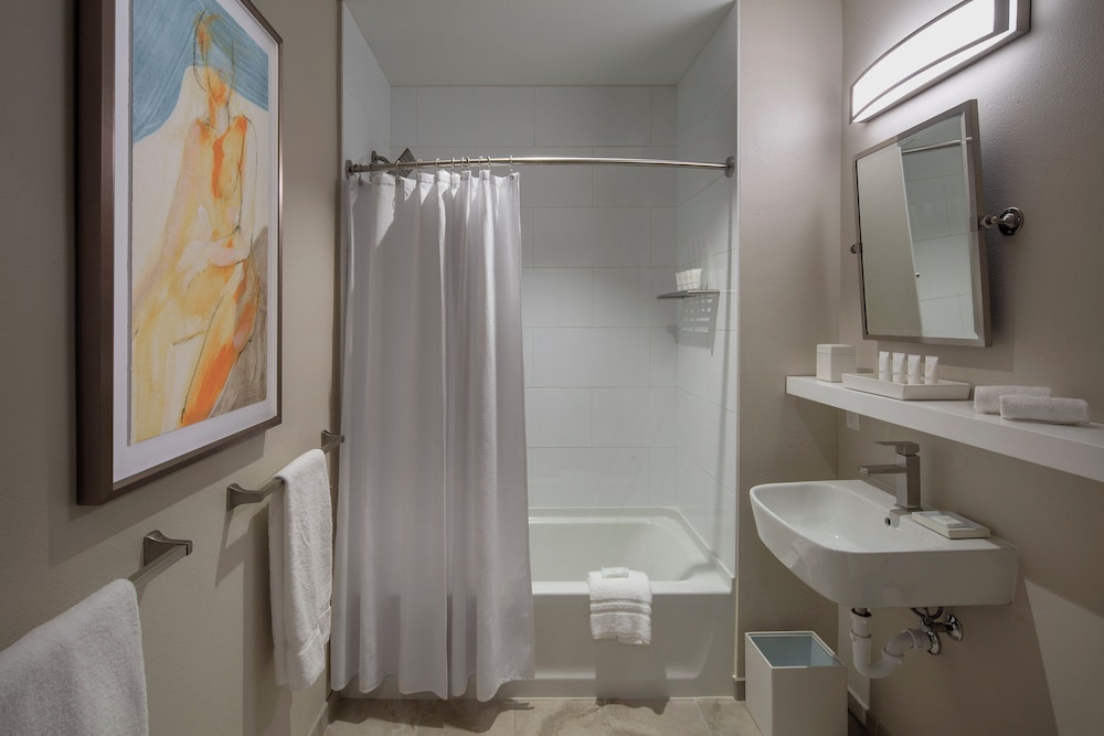Standard Room, 1 King Bed (Classic King) - Photo 2