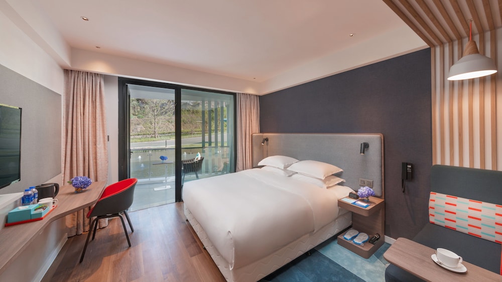 Standard Room, 1 King Bed, Balcony - Photo 1