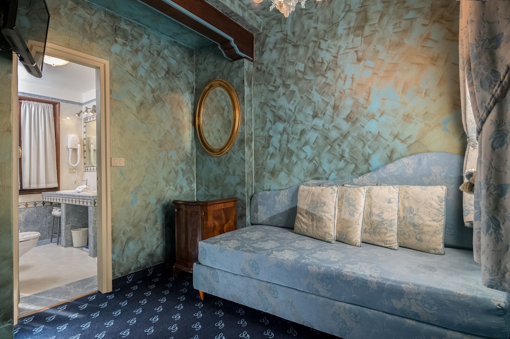 Suite, Pool Access