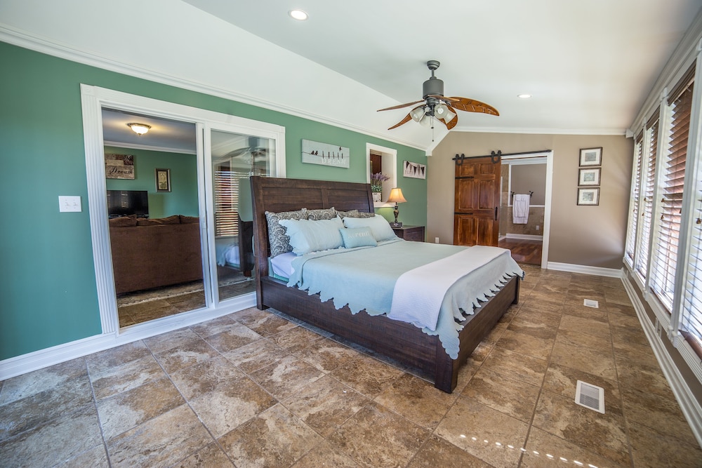 Suite, 1 King Bed (Sun Room) photo 1