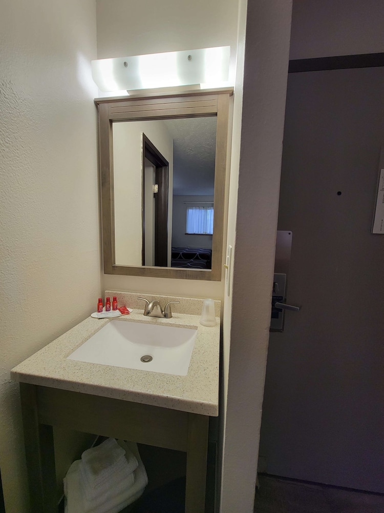 Standard Room, Multiple Beds, Non Smoking, Refrigerator & Microwave - Photo 3