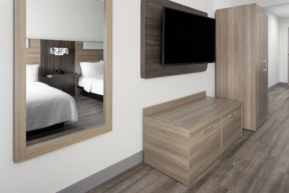 Standard Room, 2 Queen Beds, Accessible Bathtub (Communications, Mobility) - Photo 3