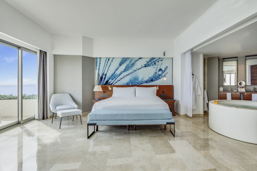 Suite, 1 King Bed, Jetted Tub, Oceanfront (aqua)