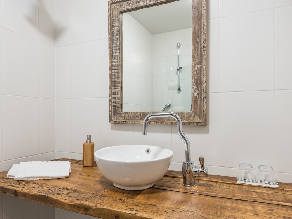 Signature Double Room, 1 Queen Bed, Private Bathroom photo 3