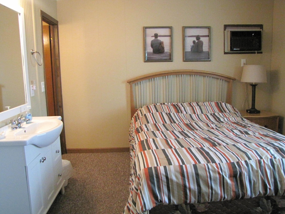 Standard Cabin, 1 Queen Bed photo 3