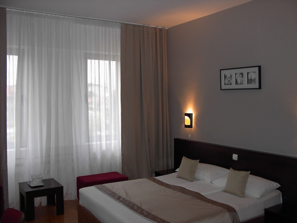 Single Room, 1 Queen Bed (10% off in nearby restaurant) photo 2