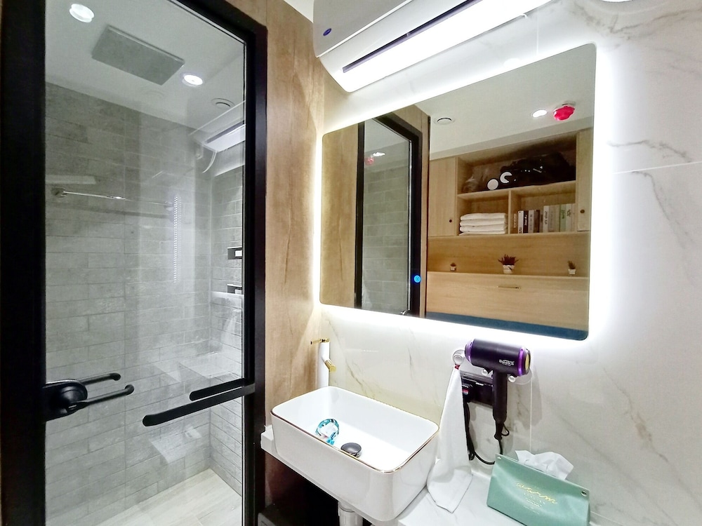 Mini Double Cabinet Room