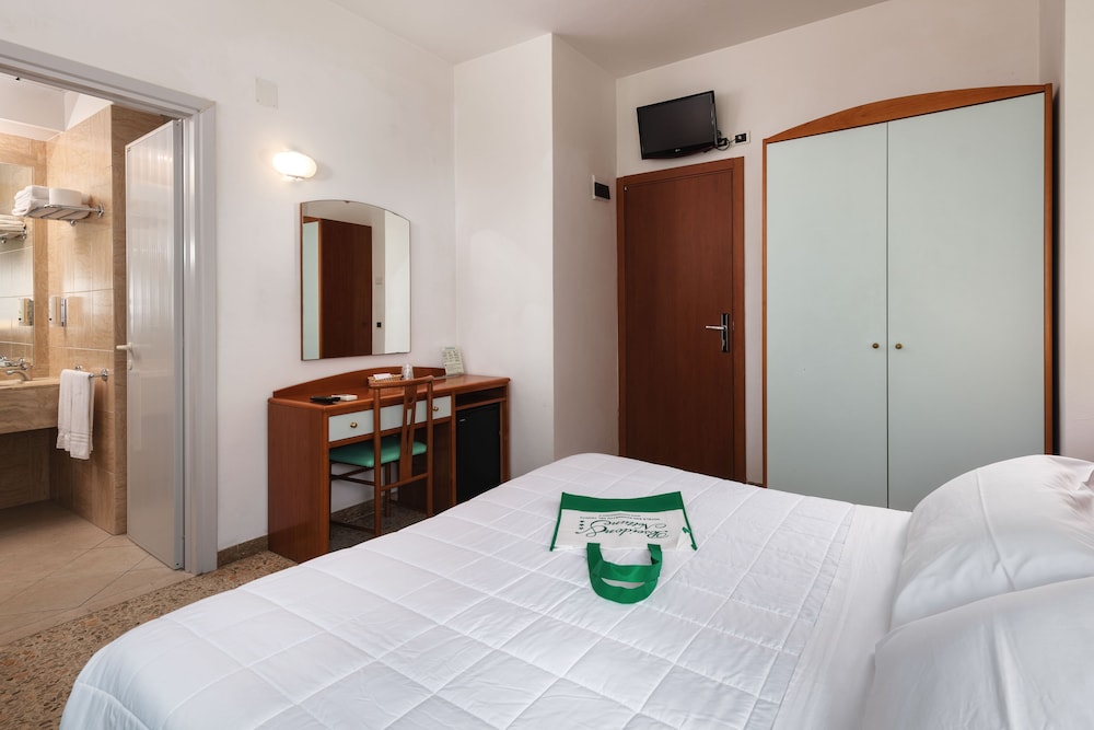 Standard Double Room (no Balcony) photo 2