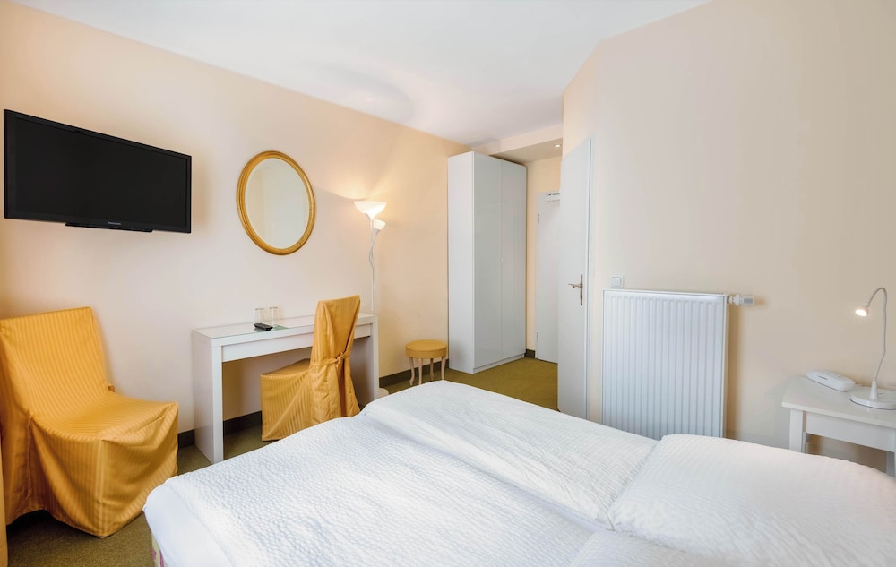 Standard Double or Twin Room photo 3