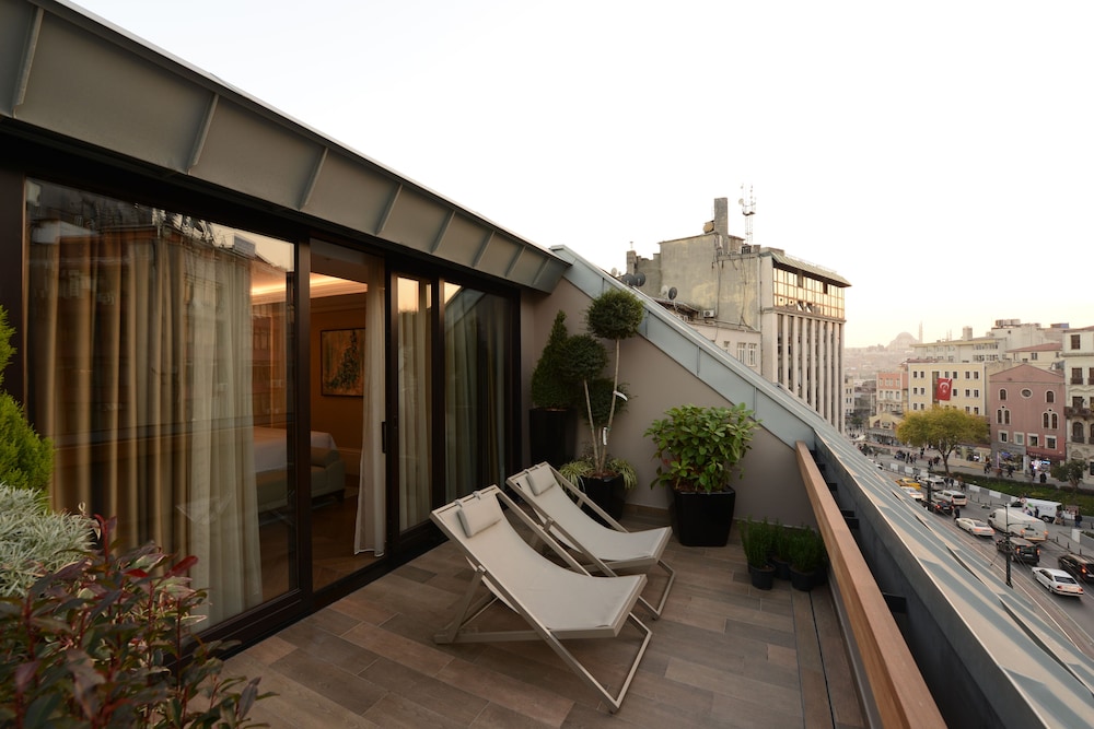 Superior Suite, 1 King Bed (Penthouse) thumbnail 5