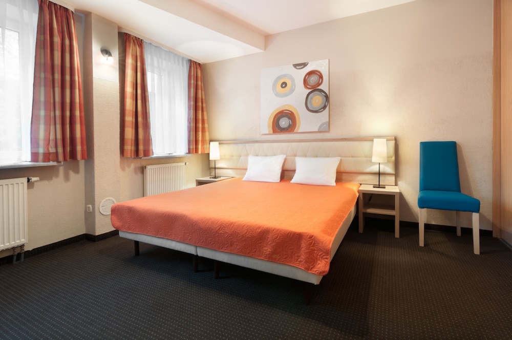 Standard Double or Twin Room - Photo 8