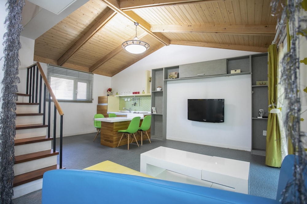 Basic Room, 1 Bedroom (Character) photo 1