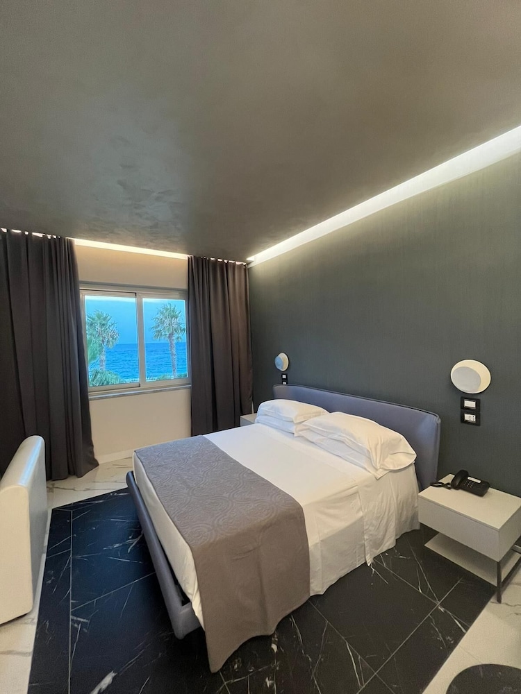 Luxury Studio Suite, Jetted Tub - Photo 3